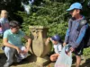 GGEW-Jahrespraktikant Beren Tekdemir mit den Schülerinnen und Schülern im Stadtpark.