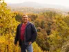 Joerg Petrullat vor einem Wald im Herbst