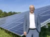Carsten Hoffmann auf dem Gelände der PV-Freiflächenanlage in Heppenheim.