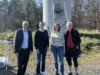 GGEW-Vorstand Carsten Hoffmann, Florian Grob, Bereichsleiter Erneuerbare Energien, Astrid Kaufmann von der Gemeindevertretung Roßdorf sowie Dip.-Ing. Wulf Kraneis, Vorsitzender REG e.V. vor einer Windkraftanlage in Roßdorf.