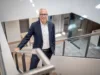 Carsten Hoffmann auf einer Treppe