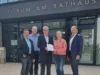 Mit dabei beim Unterzeichnen des Konzessionsvertrages: Uwe Sänger, Technischer Bereichsleiter der GGEW, Karl-Georg Bayer, erster Beigeordneter von Seeheim Jugenheim, GGEW-Vorstand Carsten Hoffmann, Birgit Kannegießer, Bürgermeisterin Seeheim-Jugenheim, und Frank Kaus, Bereichsleiter Konzessions- und Kommunalmanagement der GGEW.