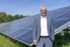 Carsten Hoffmann auf dem Gelände der PV-Freiflächenanlage in Heppenheim.