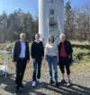 GGEW-Vorstand Carsten Hoffmann, Florian Grob, Bereichsleiter Erneuerbare Energien, Astrid Kaufmann von der Gemeindevertretung Roßdorf sowie Dip.-Ing. Wulf Kraneis, Vorsitzender REG e.V. vor einer Windkraftanlage in Roßdorf.