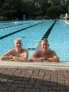 GGEW-Vorstand Carsten Hoffmann und Christian Schönung, Bürgermeister der Stadt Lorsch, im kühlen Nass.