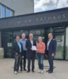 Mit dabei beim Unterzeichnen des Konzessionsvertrages: Uwe Sänger, Technischer Bereichsleiter der GGEW, Karl-Georg Bayer, erster Beigeordneter von Seeheim Jugenheim, GGEW-Vorstand Carsten Hoffmann, Birgit Kannegießer, Bürgermeisterin Seeheim-Jugenheim, und Frank Kaus, Bereichsleiter Konzessions- und Kommunalmanagement der GGEW.