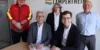 Carsten Hoffmann und Marius Schmidt beim Unterzeichnen des Vertrags. Dahinter: Felix Kröger und Susanne Hanselmann vom Vorstand der DLRG Lampertheim und Rainer Babylon von der GGEW.