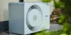 Compress 5800i / 6800i AW Bosch Wärmepumpe Außeneinheit vor Haus