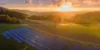 Große Photovoltaik Fläche bei Sonnenuntergang