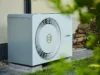 Compress 5800i / 6800i AW Bosch Wärmepumpe Außeneinheit vor Haus