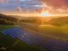 Große Photovoltaik Fläche bei Sonnenuntergang