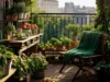 Ein KI-generiertes Bild von einem Balkon mit vielen Pflanzen, im Hintergrund ist unscharf eine Stadt-Silhouette zu erkennen.