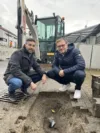 Glasfaserausbau in Alsbach-Hähnlein. Zu sehen ist eine Baustelle mit den verlegten Kabeln.