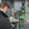 Person steht vor Gaszähler