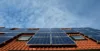 Solarzellen auf einem Hausdach.