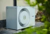 Compress 5800i / 6800i AW Bosch Wärmepumpe Außeneinheit vor Haus