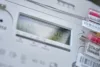 Close-Up einer modernen digitalen Messeinrichtung für Strom