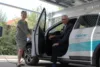 Christine Klein, Bürgermeisterin der Stadt Bensheim und Vorsitzende des Aufsichtsrates der GGEW, und GGEW-Vorstand Carsten Hoffmann, testen die Ladesäulen des neuen GGEW-Mitarbeiterparkplatzes.