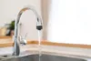 Nahaufnahme eines fließenden Wasserhahns