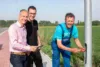 3 Mitarbeiter der GGEW, einer davon schraubt an einer Strassenlaterne