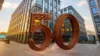 Bürogebäude, davor die Kupfer-Zahl 50