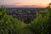 Bild bei Sonnenuntergang von einer Stadt