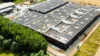 Drohnenaufnahme einer PV-Anlage auf einem großen Industriedach