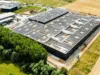 Drohnenaufnahme einer PV-Anlage auf einem großen Industriedach