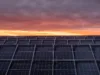 Das Bild einer Photovoltaik-Anlage bei Sonnenuntergang