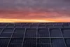 Das Bild einer Photovoltaik-Anlage bei Sonnenuntergang