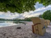 Standkorb auf dem Sand am See