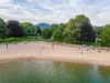 Badesee mit Stand und Wiesenfläche aus Vogelperspektive
