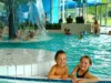 Belebtes Innenbecken mit spielenden und lächelnden Kindern