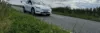 Tesla Y fährt auf einer Straße