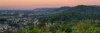 Szenisches Landschaftsbild der Bergstraße mit Sonnenuntergang