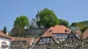 Zwingenberger Bergkirche, davor Fachwerkhäuser