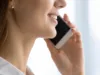 Frau hält sich ein Telefon an das Ohr