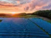 Photovoltaik-Freifläche bei Sonnenuntergang