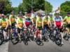 Gruppe an Fahrradfahrern in Trikot vor einem Rennen