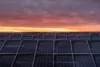 Solarpanele vor szenischem Sonnenuntergang