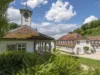 Historische Gebäude in grüner, ländlicher Umgebung