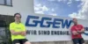 Tobias Kloster von GGEW und Tobias Schlögel vom TV Lampertheim vor dem Verwaltungsgebäude der GGEW am Wilhelm-Herz-Ring.