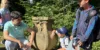GGEW-Jahrespraktikant Beren Tekdemir mit den Schülerinnen und Schülern im Stadtpark.