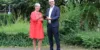 Christine Klein, Bürgermeisterin der Stadt Bensheim und Aufsichtsratsvorsitzende der GGEW AG, blickt mit Carsten Hoffmann, Vorstand der GGEW AG, auf den digitalen Jahresbericht des Bergsträßer Energieversorgers.