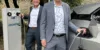 Zwingenbergs Bürgermeister Dr. Sebastian Clever (hinten) und Carsten Hoffmann, Vorstand der GGEW AG, machen sich vor Ort ein Bild von den neuen Ladepunkten.