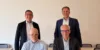 Andreas Heun, Bürgermeister der Gemeinde Lautertal, gemeinsam mit Carsten Hoffmann (rechts vorne), Vorstand der GGEW AG, bei der Unterschrift. Dahinter: Alexander Kreissl, Erster Beigeordneter der Gemeinde (links), und Frank Kaus, Bereichsleiter Konzessions- und Kommunalmanagement der GGEW.