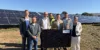 V.l.n.r.: Florian Grob, Moritz Koch, Carsten Hoffmann, Jonas König von IBC Solar, Benjamin Köpfle, Bürgermeister Laudenbach, Steffen Hundemer und Christine Klein, Bürgermeisterin Bensheim und Aufsichtsratsvorsitzende der GGEW AG