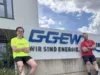 Tobias Kloster von GGEW und Tobias Schlögel vom TV Lampertheim vor dem Verwaltungsgebäude der GGEW am Wilhelm-Herz-Ring.