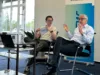 Tobias Kloster und Carsten Hoffmann beim "Zukunftsdialog": Die Mitarbeitenden können sowohl vor Ort als auch über Live-Stream bei dem Town Hall mitwirken.