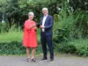 Christine Klein, Bürgermeisterin der Stadt Bensheim und Aufsichtsratsvorsitzende der GGEW AG, blickt mit Carsten Hoffmann, Vorstand der GGEW AG, auf den digitalen Jahresbericht des Bergsträßer Energieversorgers.